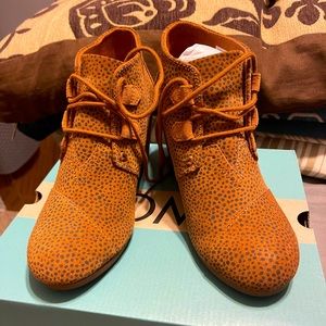Toms wedge bootie size 8